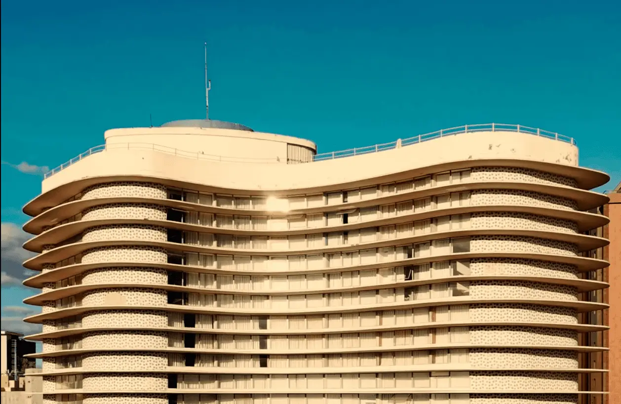 Edifício Niemeyer na Praça da Liberdade em Belo Horizonte visto de uma perspectiva aérea